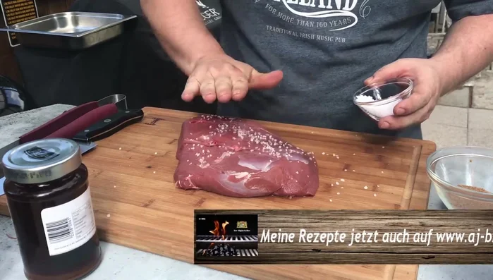 Hirschkeule vorbereiten: Mit Salz und Pfeffer würzen. (45.359)