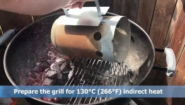 Kugelgrill vorbereiten: Mit Briketts befüllen und auf ca. 130°C vorheizen. (90.64)