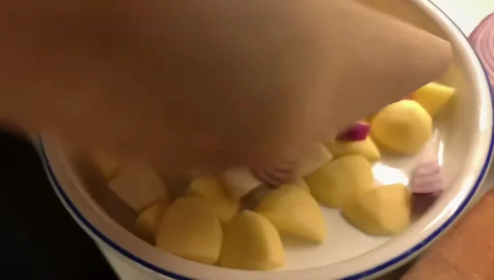 Gemüse auf ein Backblech oder in eine feuerfeste Form geben. (104.06)