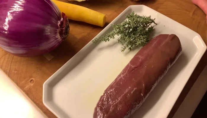 Rehrücken mit Thymian und Olivenöl marinieren. (15.269)