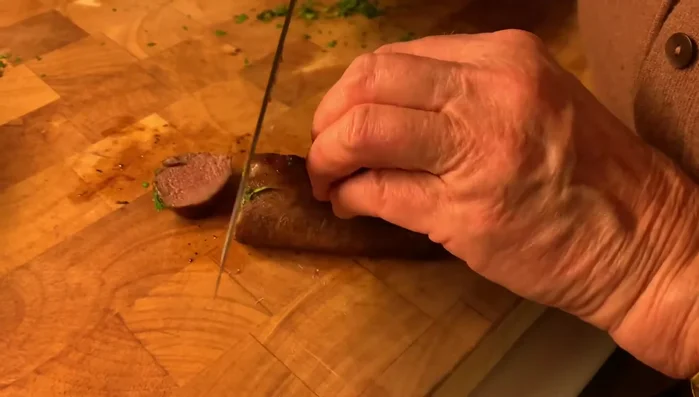 Rehrücken aus dem Ofen nehmen und in Scheiben schneiden. (469.22)