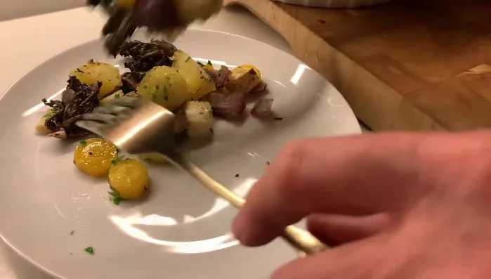 Gemüse auf Tellern anrichten, Rehrückenscheiben darauflegen und mit der Soße beträufeln. (504.93)