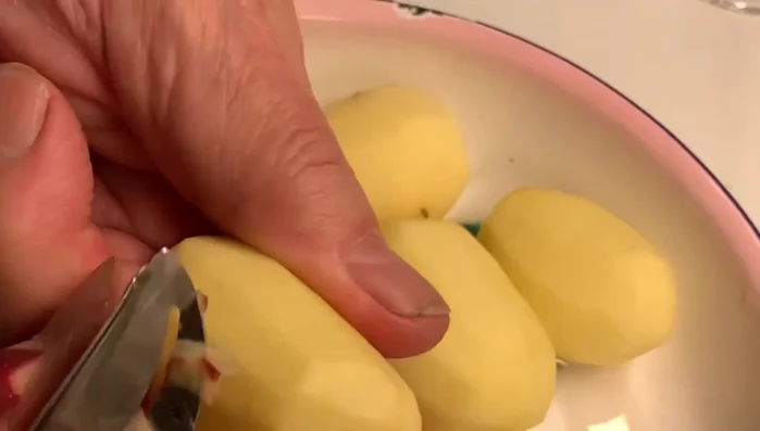 Gemüse (rote Zwiebel, gelbe Rübe, Kohlröschen, rote Kartoffel, Knoblauch) in mundgerechte Stücke schneiden. (85.969)