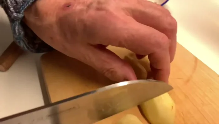 Gemüse mit Olivenöl, Salz, Pfeffer und etwas Petersilie vermengen. (98.939)