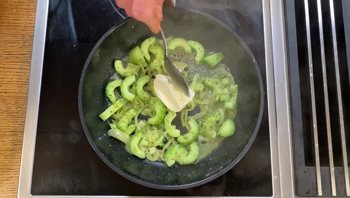 Crème fraîche und eine Prise Zucker hinzufügen und schmelzen lassen.