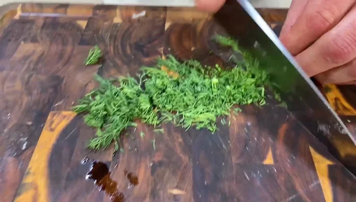 Gehackten Dill unterrühren.