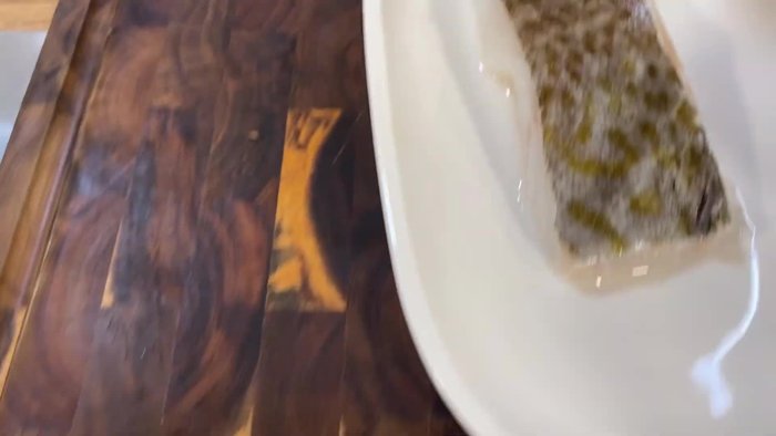 Kabeljaufilet mit Salz, Pfeffer, Fenchel, Zitronenschale, Piment und Meersalz würzen. (Fischgewürz verwenden).