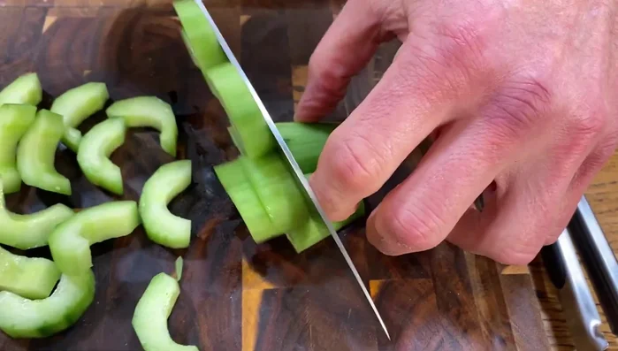 Gurke entkernen und in Stücke schneiden.