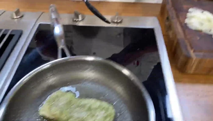 Zwiebel in der Pfanne glasig andünsten.