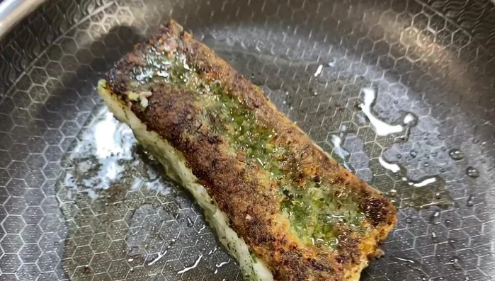 Fisch wenden und fertig braten.