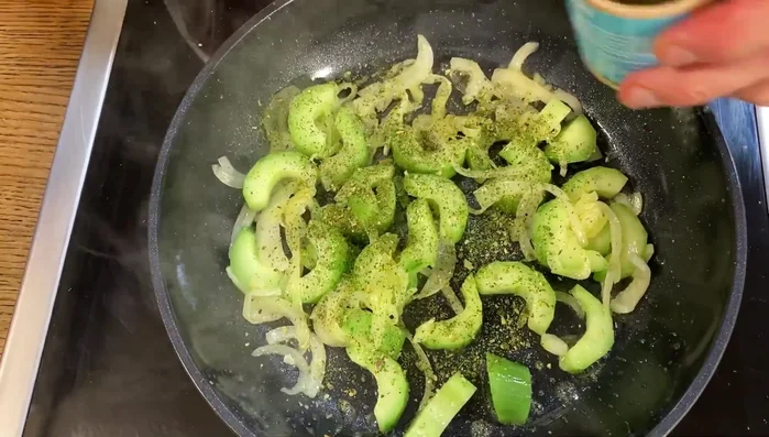 Zwiebeln mit Fischgewürz würzen.