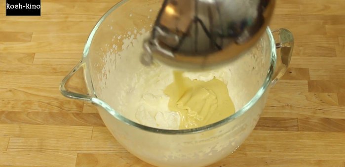 Zuerst Sahne, dann Eiweiß unter die Schokoladenmasse heben.