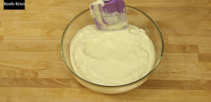 Masse in Dessertgläser füllen und für mindestens 8 Stunden in den Kühlschrank stellen.