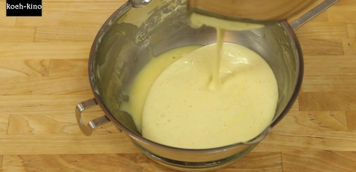 Geschmolzene Schokolade unter die Eigelbmasse heben und beiseite stellen.