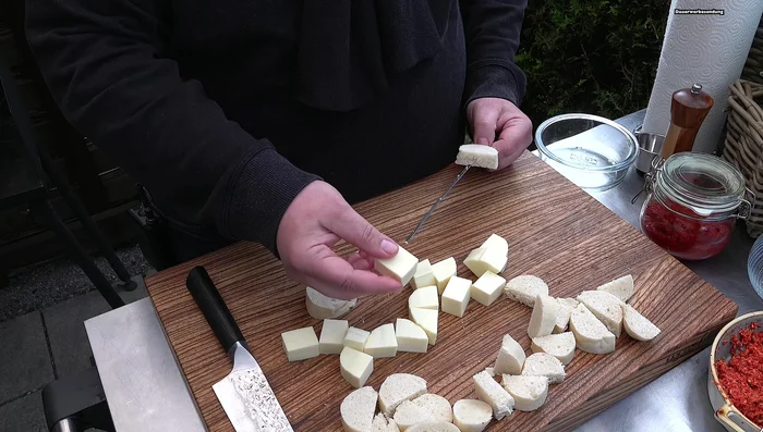 Spieße vorbereiten: Brot, Mozzarella abwechselnd auf die Spieße stecken.