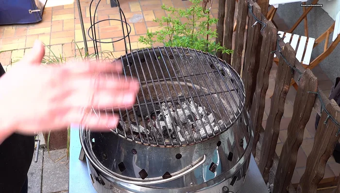 Grill vorbereiten: Holzkohle verwenden (Druckgrill braucht wenig Kohle). Spieße auf Grillrost legen, mit schwedischen Rippchenhaltern stabilisieren.