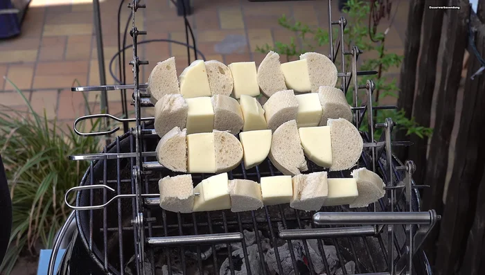 Spieße grillen: Regelmäßig wenden, bis der Käse leicht schmilzt und das Brot goldbraun ist.