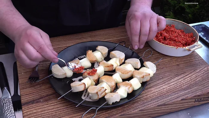 Tomatenbutter auf die fertigen Spieße geben.