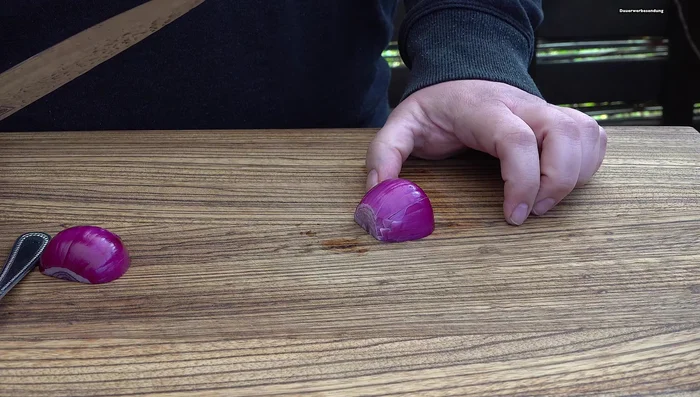 Tomatenbutter zubereiten: Zwiebel würfeln, Butter weich drücken, Tomatenmark, Zwiebel, Basilikum, Pfeffer und Salz vermengen.