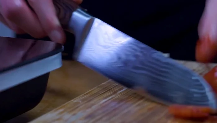 Dosentomaten klein schneiden und hinzufügen.