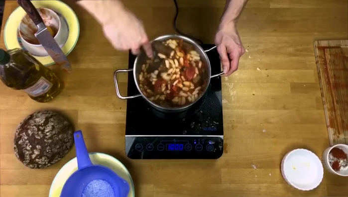 Alles gut verrühren, mit Wasser auffüllen.