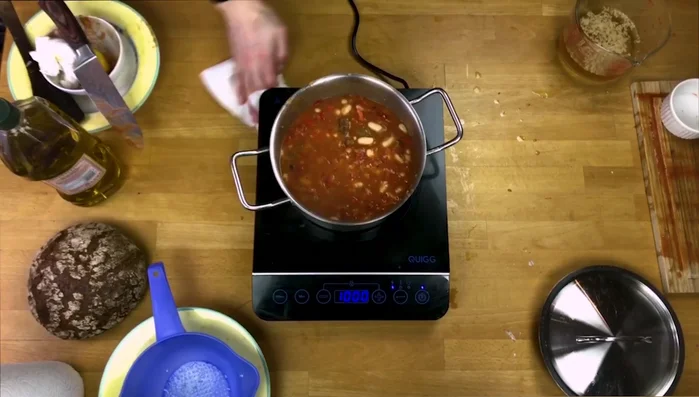 Deckel auf den Topf geben und bei kleiner Hitze ca. 30 Minuten köcheln lassen.