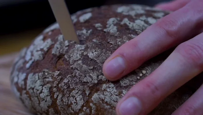 In der Zwischenzeit das Brot aushöhlen, sodass eine Schale entsteht.