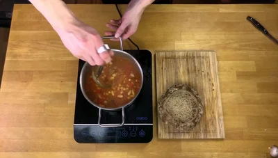 Bohneneintopf im Brot: Einfaches & schnelles Rezept (vegan möglich)