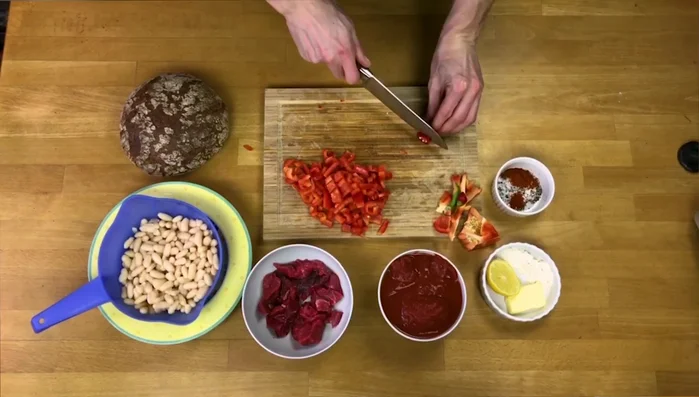 Peperoni halbieren, Kerne entfernen (optional) und in Streifen schneiden.