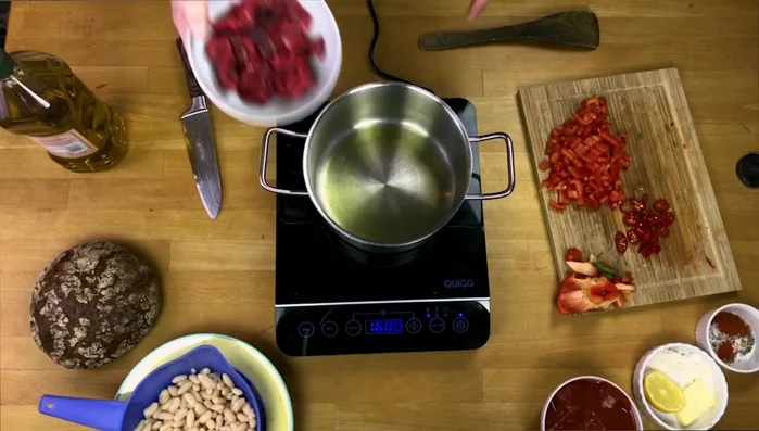 Olivenöl in einem Topf erhitzen und Rindfleisch darin anbraten.