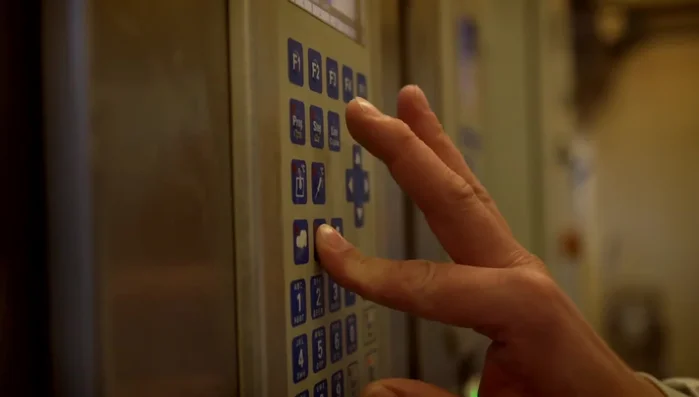 Die Würste werden im Kondensator geräuchert. [57.839]