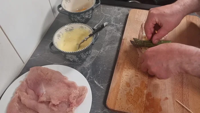 Spargel waschen und um das Hähnchen wickeln (119.159)