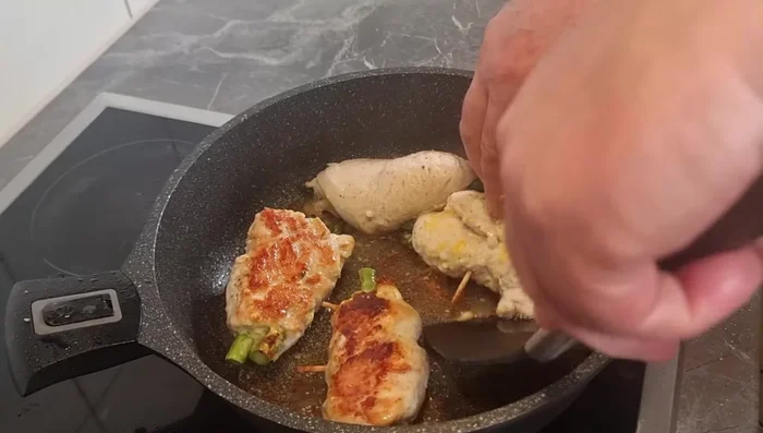 Hähnchen wenden und weitere 5 Minuten braten (170.879)