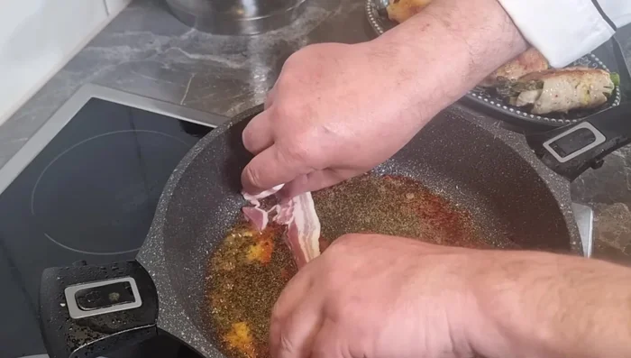 Bacon in die Pfanne geben und kurz braten (200.04)