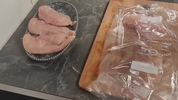 Hähnchensticks in der Mitte durchschneiden und plattieren (0.32)