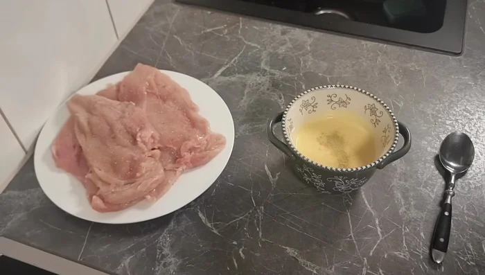 Hollandaise mit Rosmarin, Paprika und Thymian verrühren (58.559)