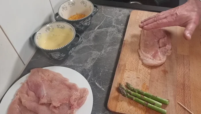 Hähnchen mit der Hollandaise-Mischung füllen (84.52)