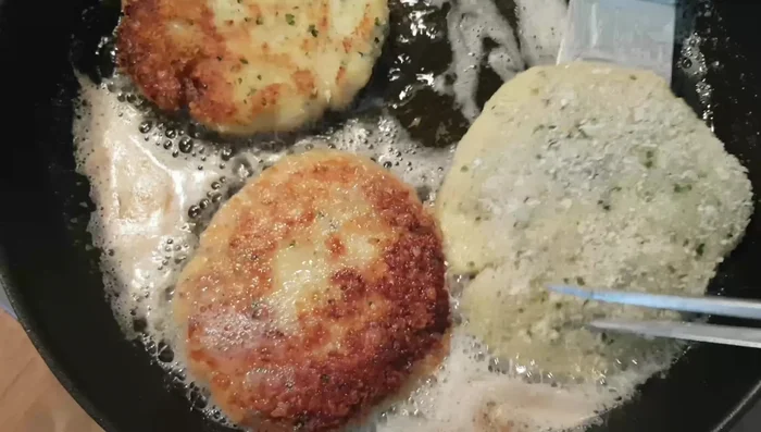 Frikadellen von beiden Seiten goldbraun braten.