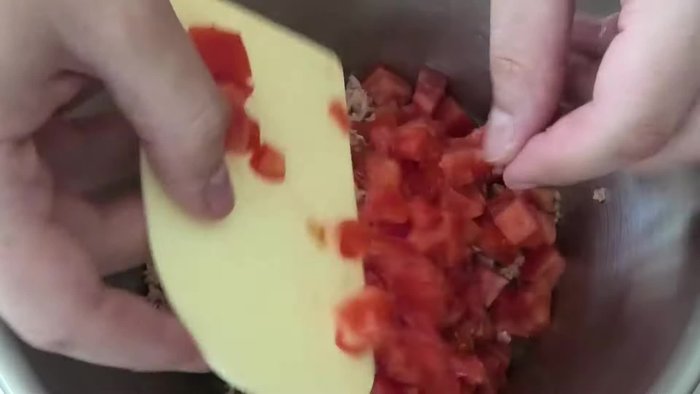 Paprika, Frühlingszwiebeln und Oliven unterrühren.