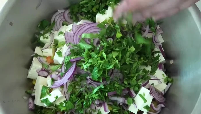 Mit Pfeffer und Mayonnaise abschmecken.