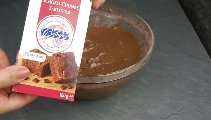 Schokoraspeln (optional) unterheben.