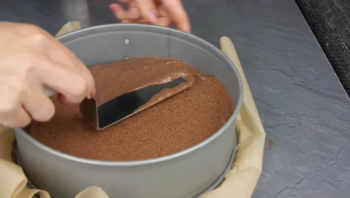 Teig in die Springform geben, glatt streichen und bei 175°C ca. 30 Minuten backen. Stäbchenprobe machen!