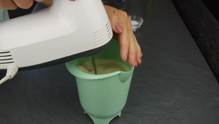 Sahne mit Vanillezucker kurz aufschlagen, Sahnesteif hinzufügen und steif schlagen.