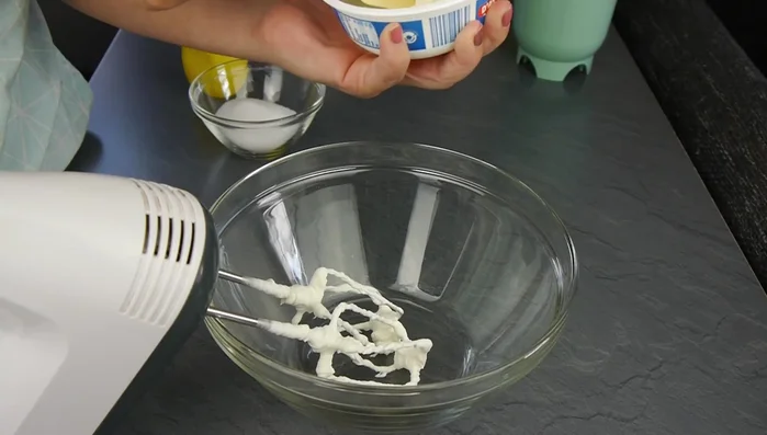Mascarpone, Zucker und Zitronensaft/Konzentrat verrühren.