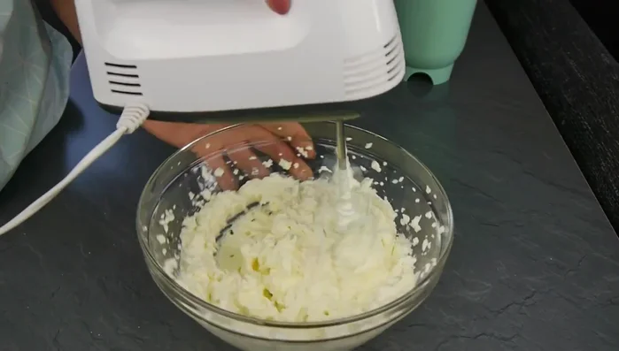 2 EL Sahne unter die Mascarponecreme heben, restliche Sahne vorsichtig unterheben.