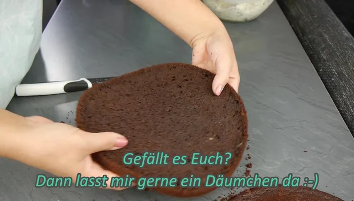 Boden halbieren. Untere Hälfte auf Tortenplatte geben.