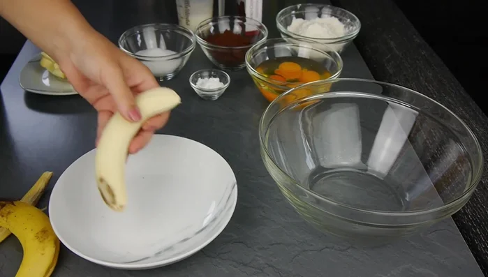 Bananen klein schneiden.