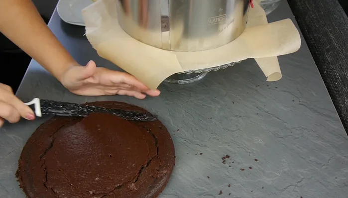 Oberen Boden (evtl. Kuppel entfernen) auf die Creme setzen, leicht andrücken.