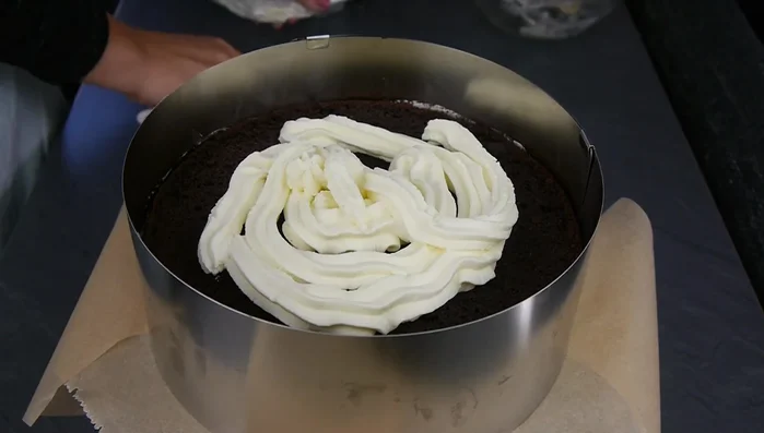 Restliche Creme (optional) auf die Torte streichen.