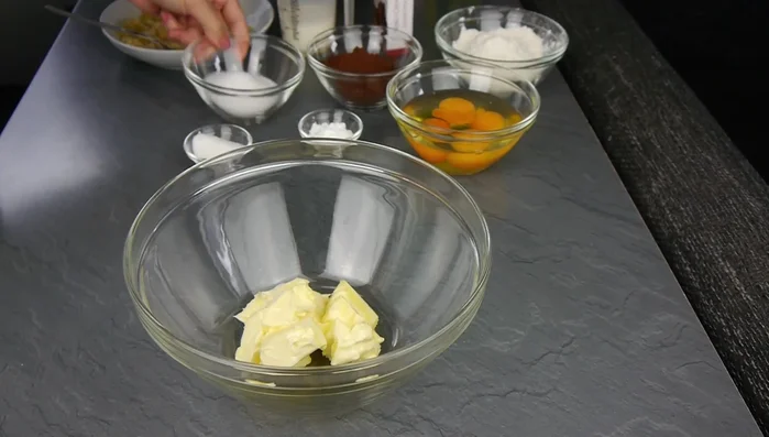 Butter, Zucker und Vanillezucker 5 Minuten schaumig schlagen.